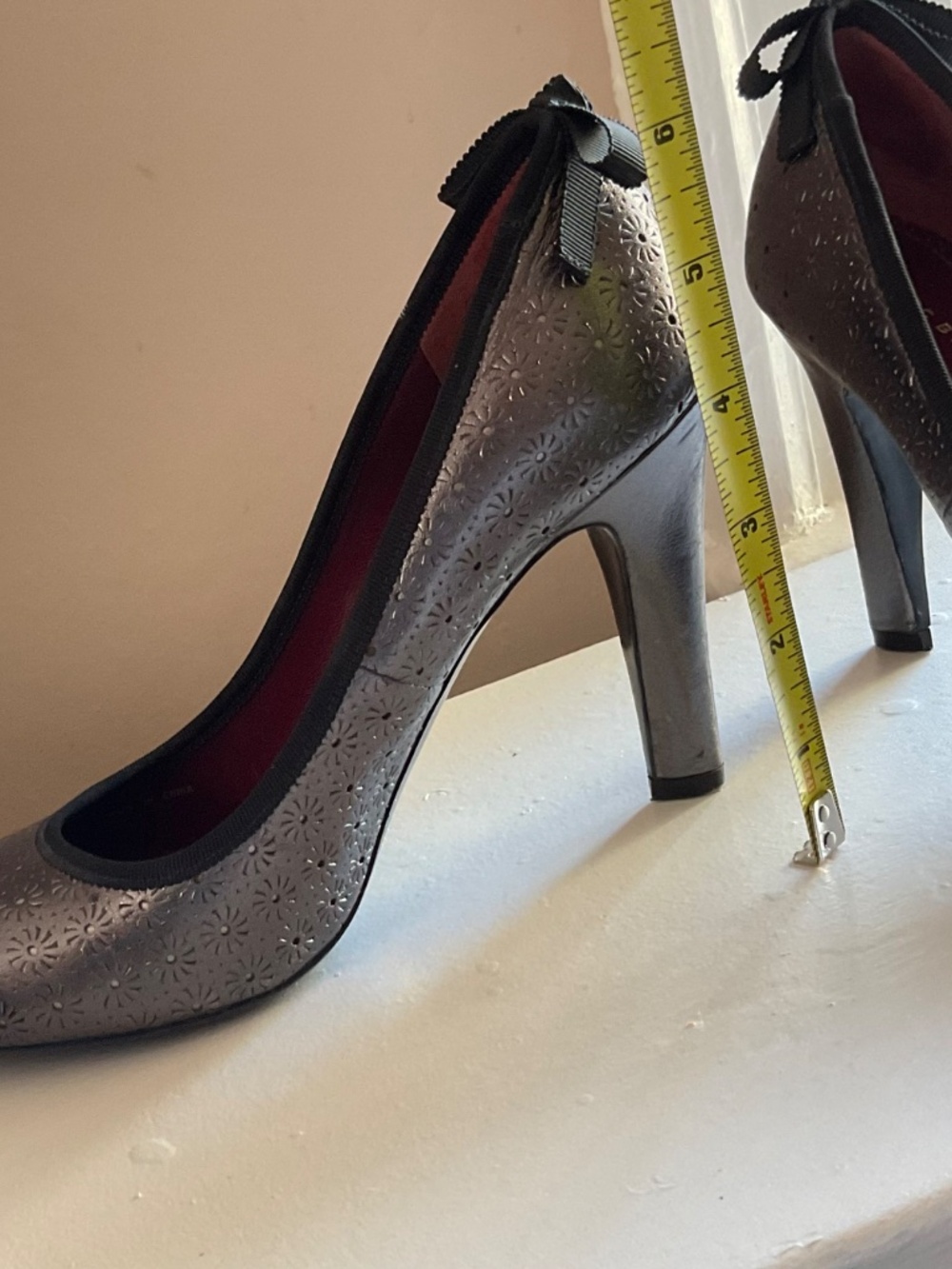 Marc Jacobs Silver Pumps sz 7.5 - Picture 3 of 7